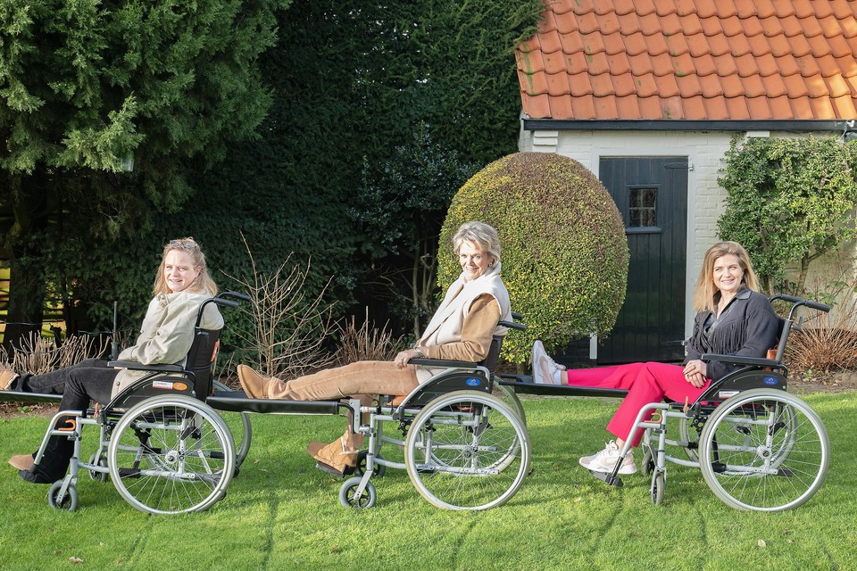 Suzan Kockmann-Bosch (50), Willemijn Bosch-Veling (74) en Willemijn Bosch-Overmeer (44) rollen door het gras.