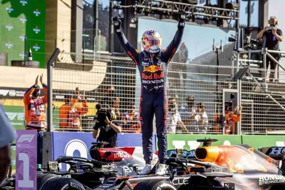 Max Verstappen viert het winnen van de Dutch Grand Prix op het circuit van Zandvoort.