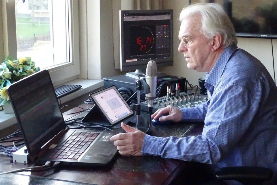 Wally Ooms in zijn huisstudio aan het werk voor HoornRadio.