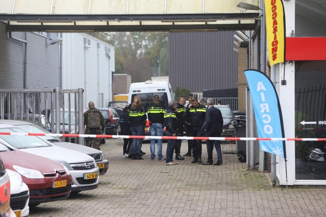 Twee Vuurwapens En Veel Geld ngetroffen Bij Politieactie B Noordhollandsdagblad