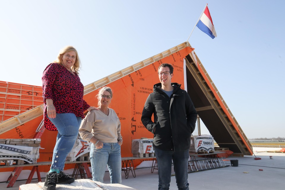 Jolanda Ligthart, Diana Hilverda en Arjan Timmer bovenop het dak van het nieuwe Villa Oigenwois in Lutjebroek.
