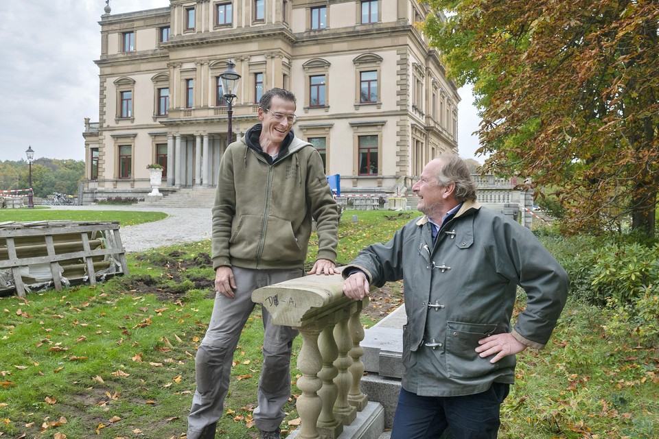 Steenhouwer Barry Lemmens (l) en Luigi Prins voor het landhuis bij de balusters.