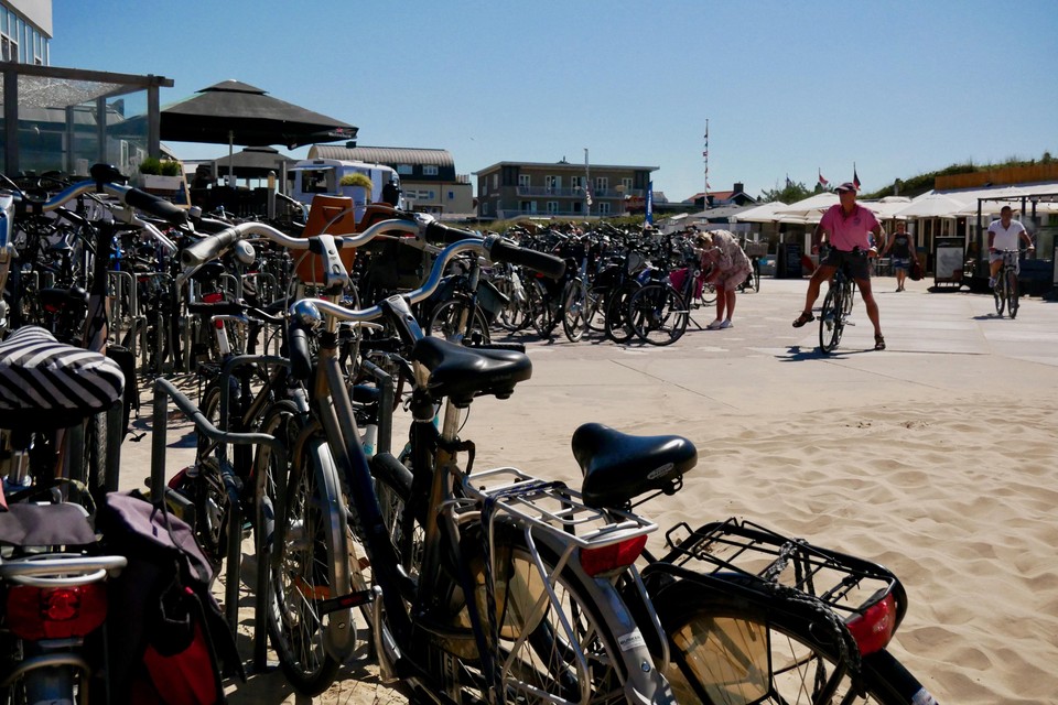 De strandopgangen staan vol fietsen.