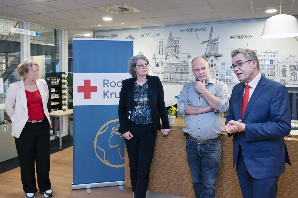 Burgemeester Jos Wienen (rechts) opende het informatiepunt in het bijzijn van vertegenwoordigers van het Rode Kruis, GGD Kennemerland en Vluchtelingenwerk Haarlem.
