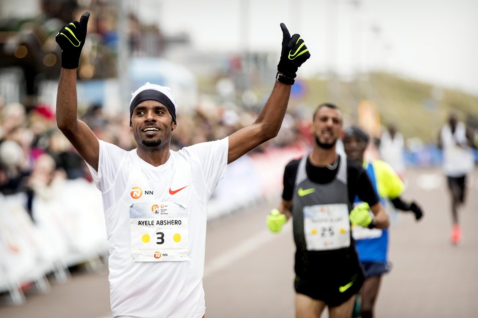 Abshero Ayele wint de NN Egmond Halve Marathon.