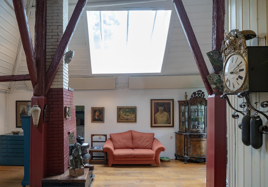 Het voormalige atelier van Harrie Kuijten waar het noorderlicht door het enorme dakraam binnenvalt.