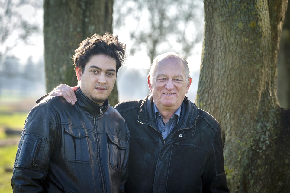 Amine van der Wijden en vader Hans. ,,Ik ben leeg, echt leeg. Ik heb acht jaar gevochten’’, zegt de 76-jarige Haarlemmer.