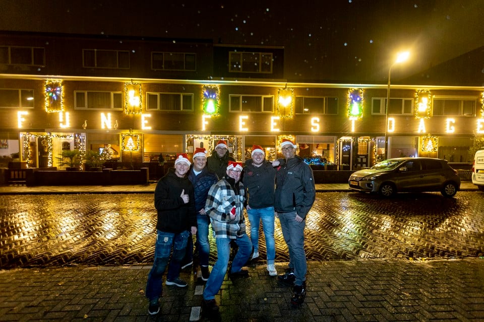 Buurmannen Dirk, Jeroen, Patrick, Martin, Ron en Peter zijn trots op hun gezamenlijke kerstverlichting in de Marconistraat.