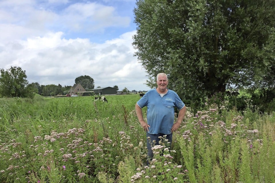 Piet Mol aan de rand van de camping, op de achtergrond zijn boerderij.