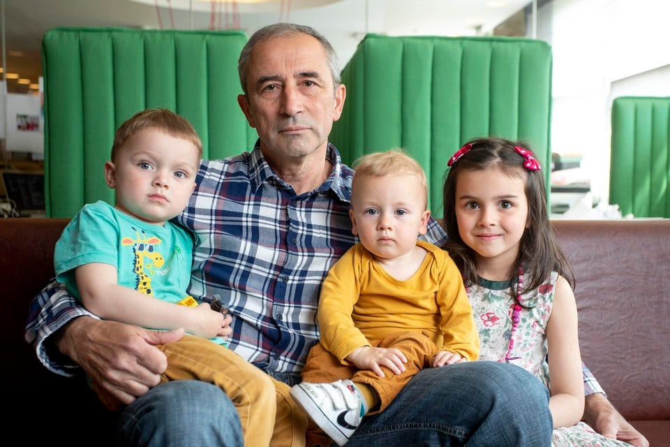 Oleksandr Chernyshov met zijn kleinkinderen.