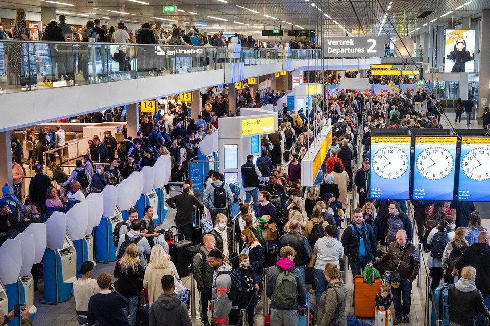Op luchthaven Schiphol heerst grote drukte. De luchthaven kampt met grote tekorten aan personeel omdat er sprake is van honderden vacatures bij de incheckbalies, beveiliging en in de bagagekelder die niet ingevuld kunnen worden.