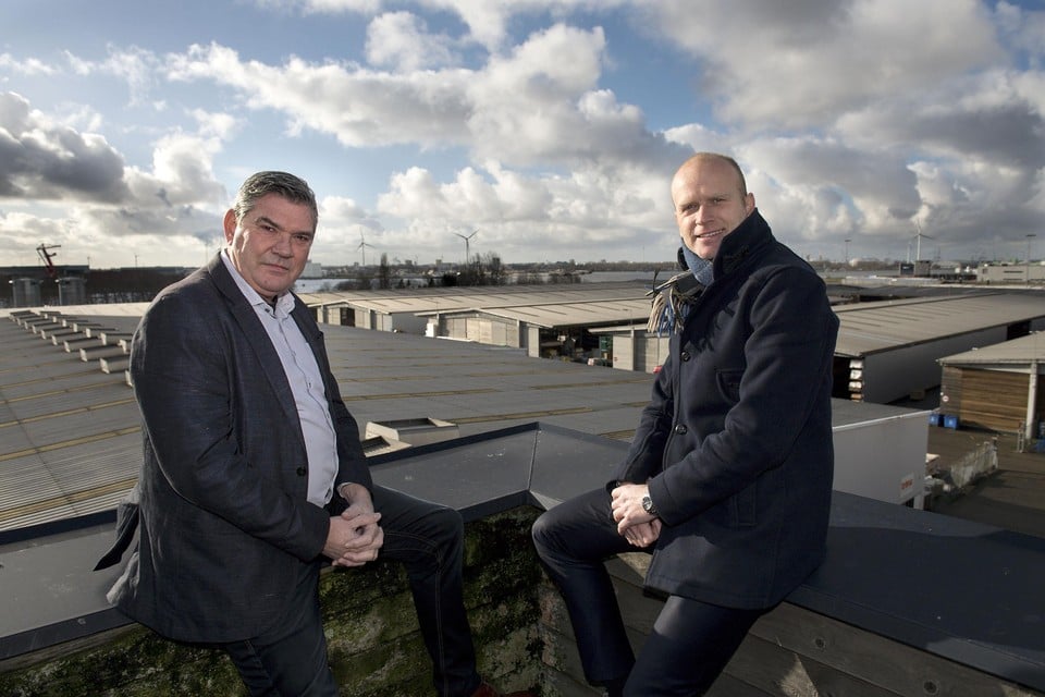 Jaap Dooves (links) en Tristan Duin kijken uit over de daken van PontMeyer en Jongeneel op bedrijventerrein Zuiderhout in Zaandam.
