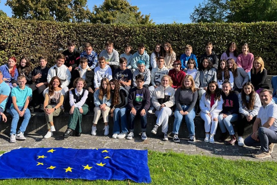 De leerlingen uit Enkhuizen samen op de foto bij de RSG met hun Spaanse gasten.