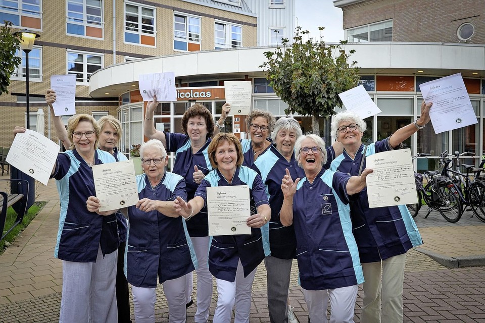 Vijftig jaar geleden kregen deze negen ziekenverzorgsters hun diploma, na de opleiding in het Sint Nicolaas in Lutjebroek.