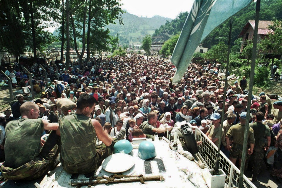 Dutchbat-soldaten overzien de stroom moslimvluchtelingen uit Srebrenica in Potocari.  