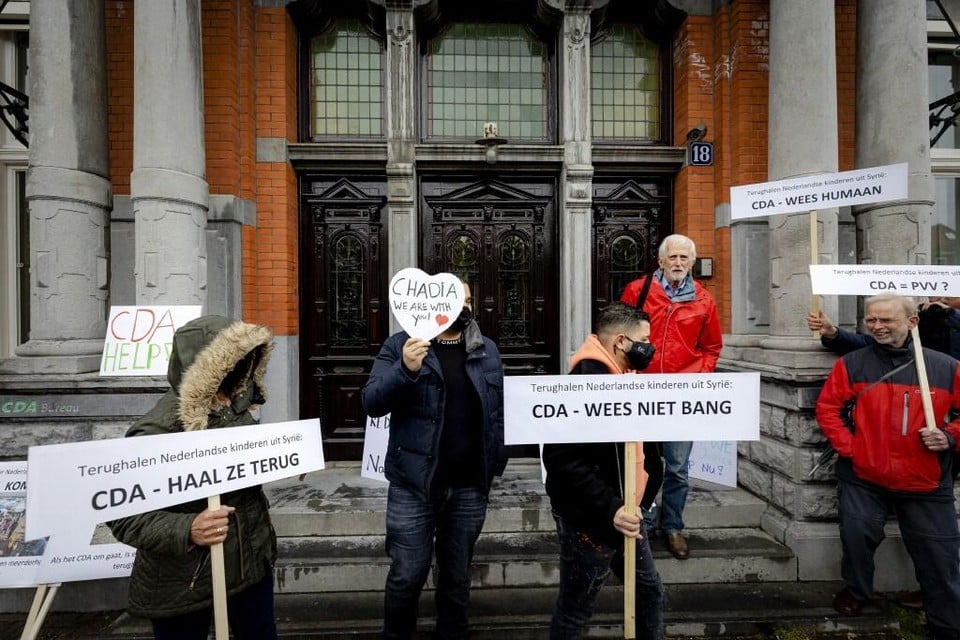 Ad Corten (rode jas, tweede van rechts) bij een eerdere demonstratie. Hij vindt dat de overheid Nederlandse kinderen in Syrië moet repatriëren en hun moeders ook.