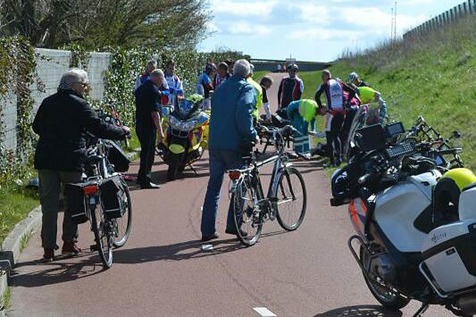 Vier gewonden op fietspad Nollenweg Alkmaar. Foto Amoureus Media / Douwe de Vries