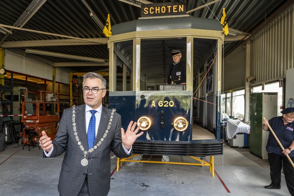 Burgemeester Jos Wienen van Haarlem is tevens lid van het comite van aanbeveling van de Stichting Nieuwe Blauwe Tram.