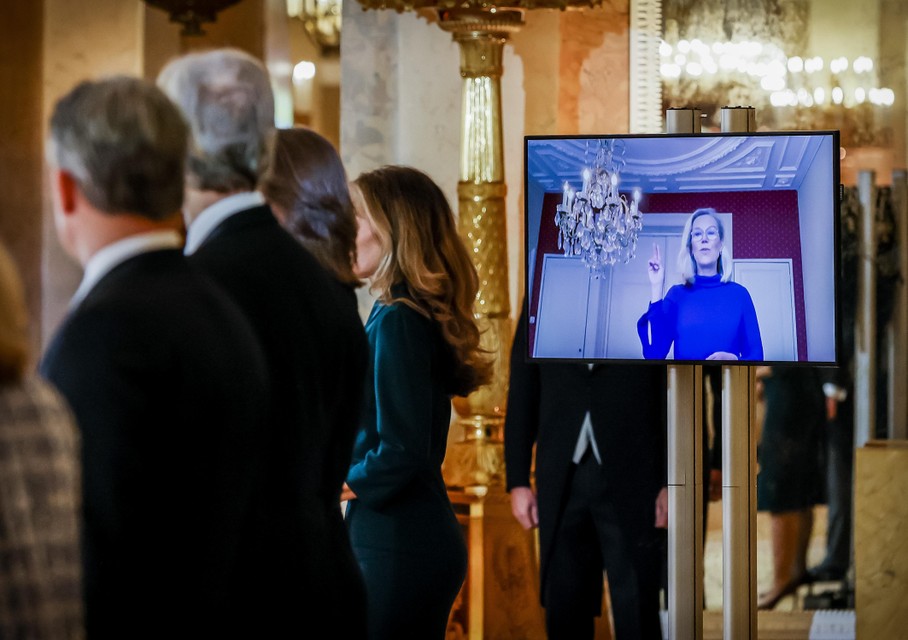 Sigrid Kaag, minister van Financien, is digitaal aanwezig tijdens de beëdiging in Paleis Noordeinde.