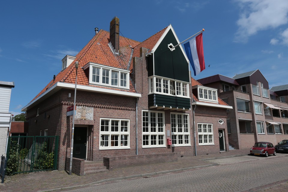 Het monumentale oude postkantoor in Hippolytushoef. Dirk Reitsma uit Julianadorp maakt zich zorgen over ’vogelvrije’ monumenten. Hij is monumentendeskundige.