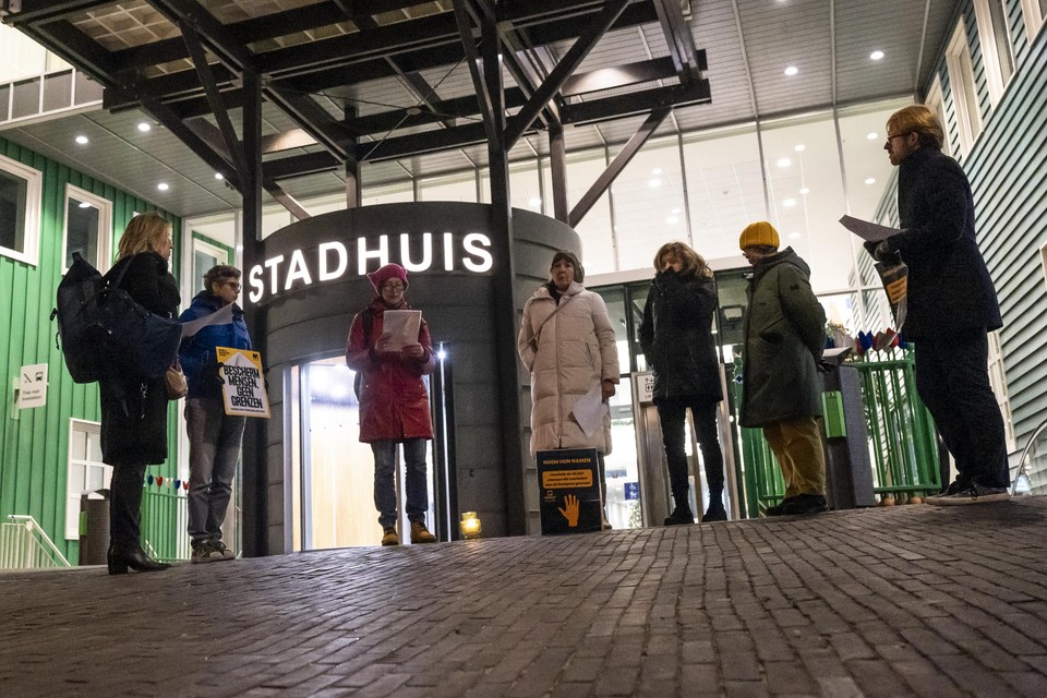 Actiegroep MiGreat las dinsdagavond bij het stadhuis in Zaandam de namen voor van 180 omgekomen vluchtelingen.