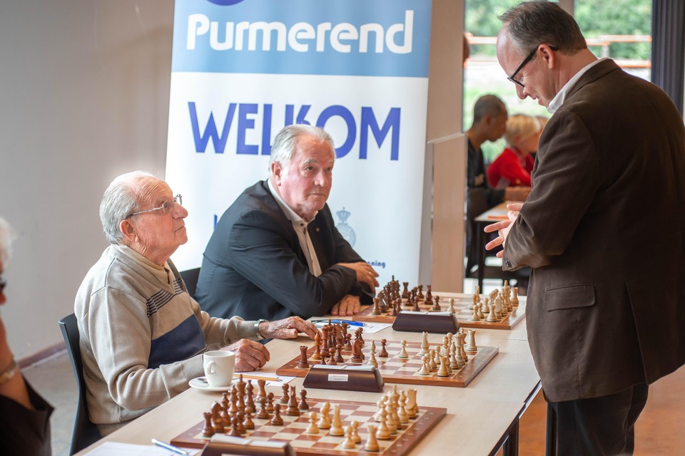 Michiel Bosman (rechts) in gedachten verzonken in zijn partijen tegen de 88-jarige Jaap Leguijt en oud-burgemeester van Oostzaan Paul Möhlmann.