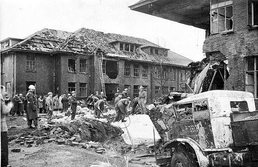 De schade aan de Kolonel Palmkazerne was groot na het neerstorten van de straaljager in 1957. Er waren zes doden te betreuren.