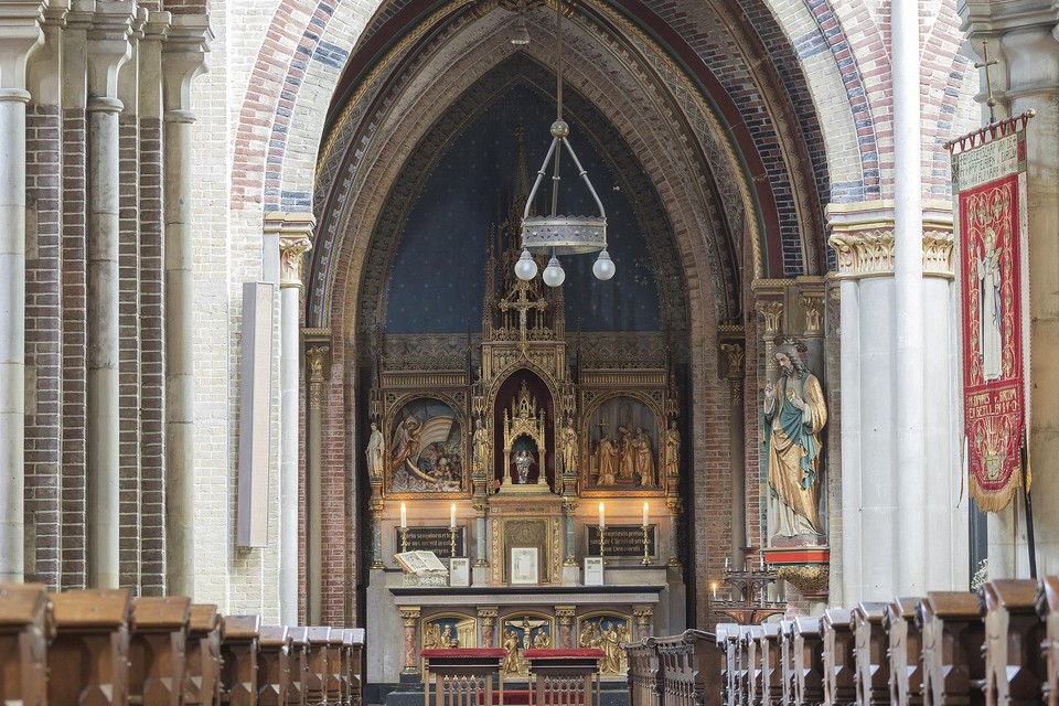 De aan het ’Bloedmirakel’ gewijde altaar in de Sint Laurentiuskerk dat morgen te zien is in de Grote Kerk.