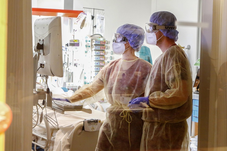 IC-verpleegkundigen en intensivisten aan het werk op de COVID-IC van Tergooi in Hilversum.