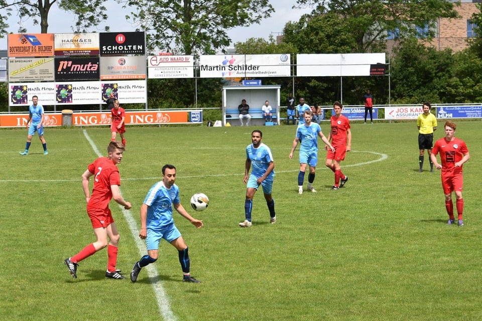 Een beeld uit de wedstrijd tussen de vijfdeklassers WMC en ZDH op sportpark De Vork.