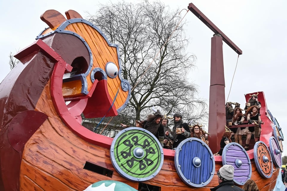 De optocht van carnavalsvereniging Het Masker trekt altijd veel bezoek. Hier ’De Plopkoppen’ in hun zelfgemaakte vikingschip (2020).