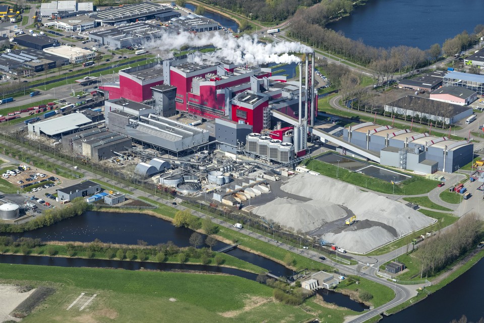 De HVC in Alkmaar, waar afval uit de hele regio wordt verwerkt en energie wordt opgewekt.