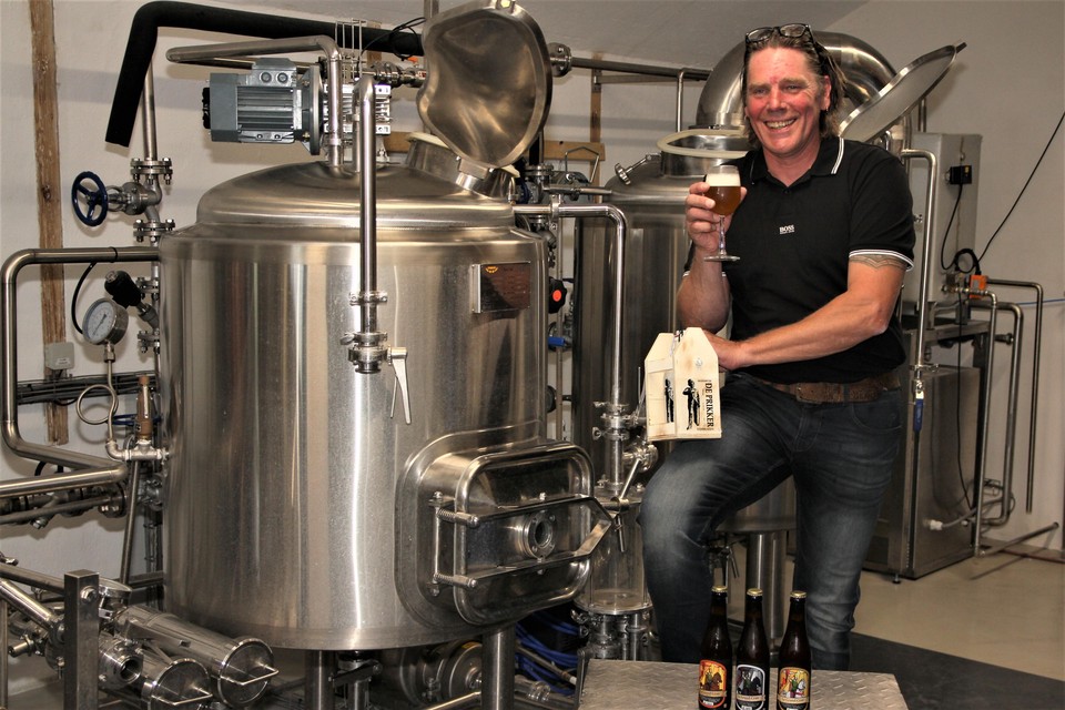 Bierbrouwer Erwin Groot met Prikker in zijn hand.