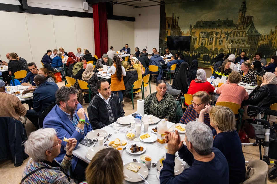 De iftar-maaltijd trok meer dan 125 bezoekers naar wijkcentrum De Ringvaart.