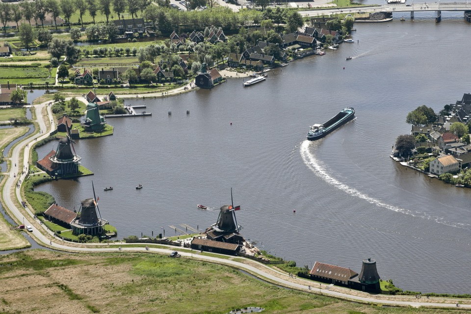 Luchtfoto van de Zaanse Schans aan de Zaan.