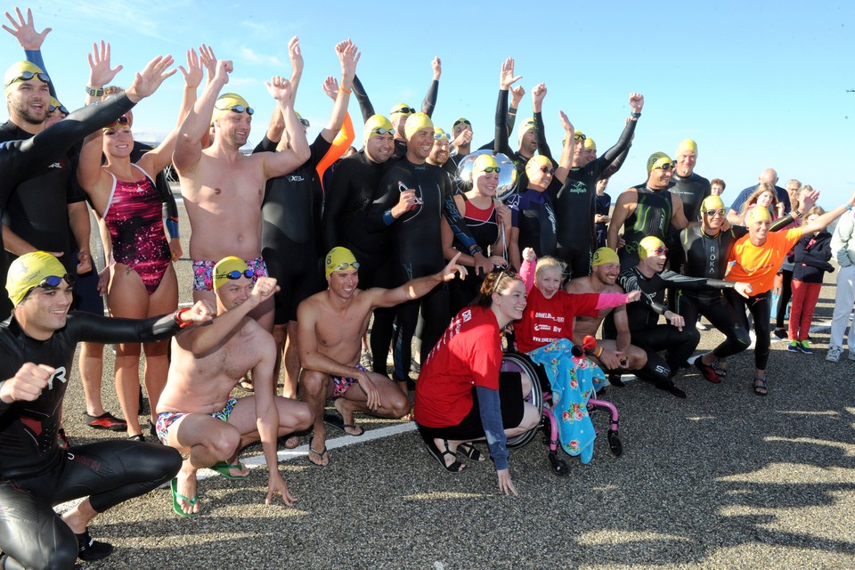 Euforie bij de 28 gefinishte zwemmers en kindambassadeur Olivia (midden) na bekendmaking van de opbrengst voor Spieren voor Spieren.