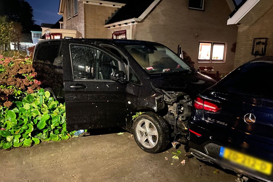 De bus van de man uit Hoorn kwam in een tuin langs de Hemmerbuurt in Hem tot stilstand tegen een geparkeerde auto.