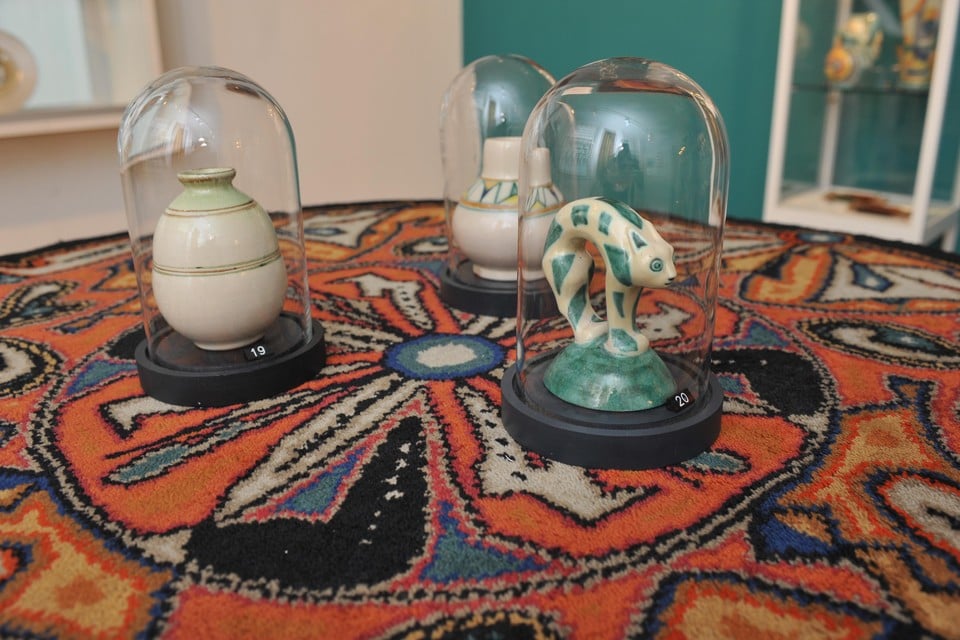 Gellings’ katje van aardewerk op Verstratens tapijt.
