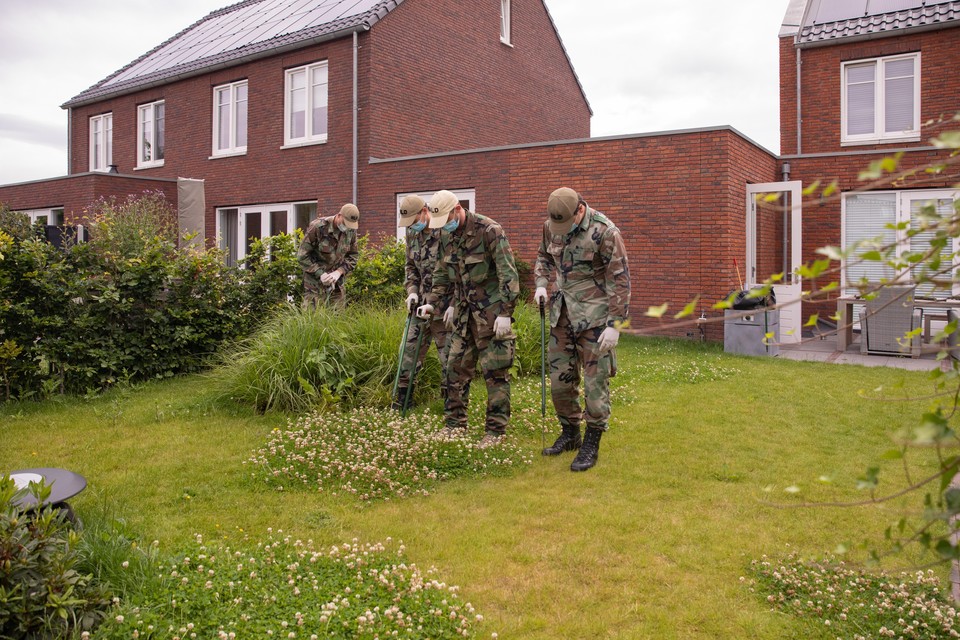 Inval in de woning in Eemnes. Politie, Douane en Defensie doorzochten het huis. Ook de tuin werd doorzocht met met onder andere prikstokken en detectoren.