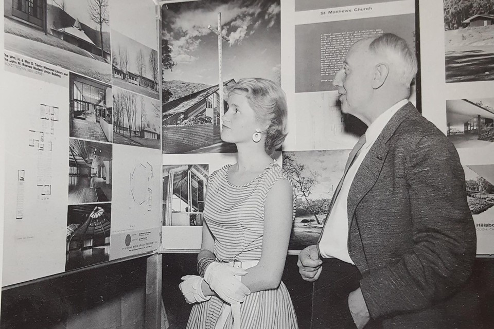 Dudok met een Amerikaanse studente, 1953.