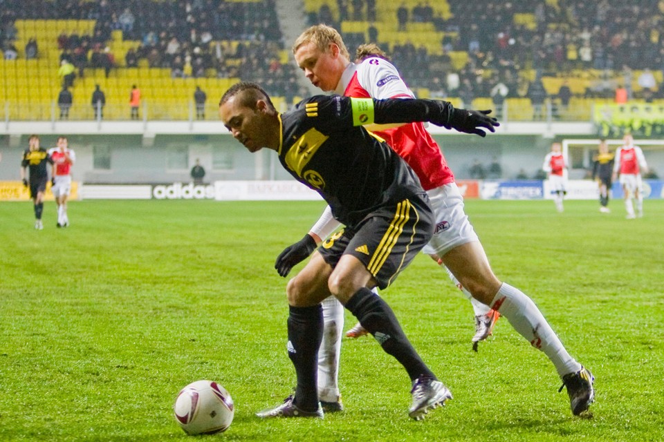 AZ-aanvaller Kolbeinn Sigthórsson (achter) probeert een tegenstander de bal te ontfutselen.