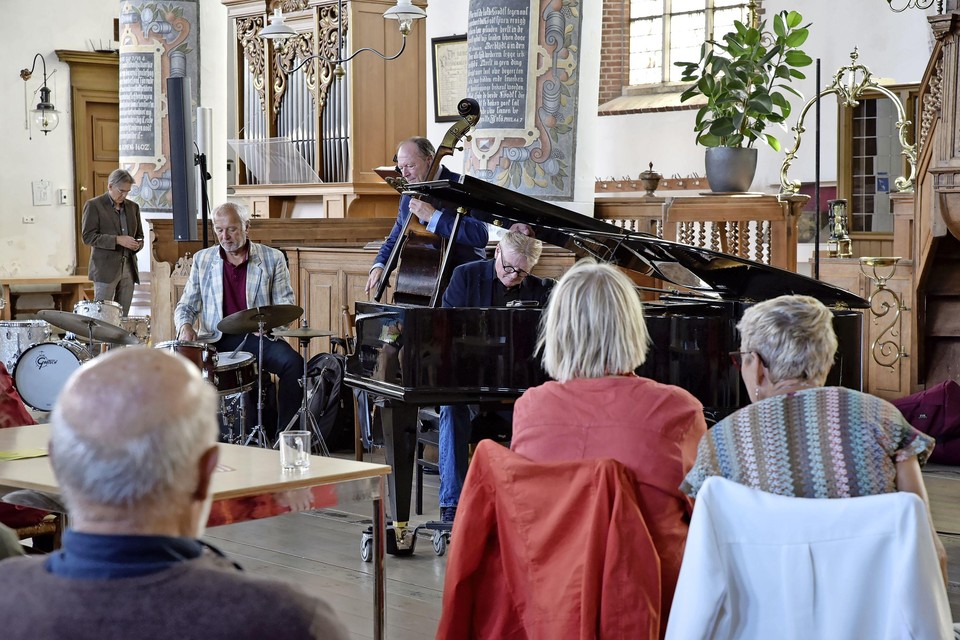Jos van Beest Trio tijdens 4-kerken-swing-tour in Bonifaciuskerk Medemblik