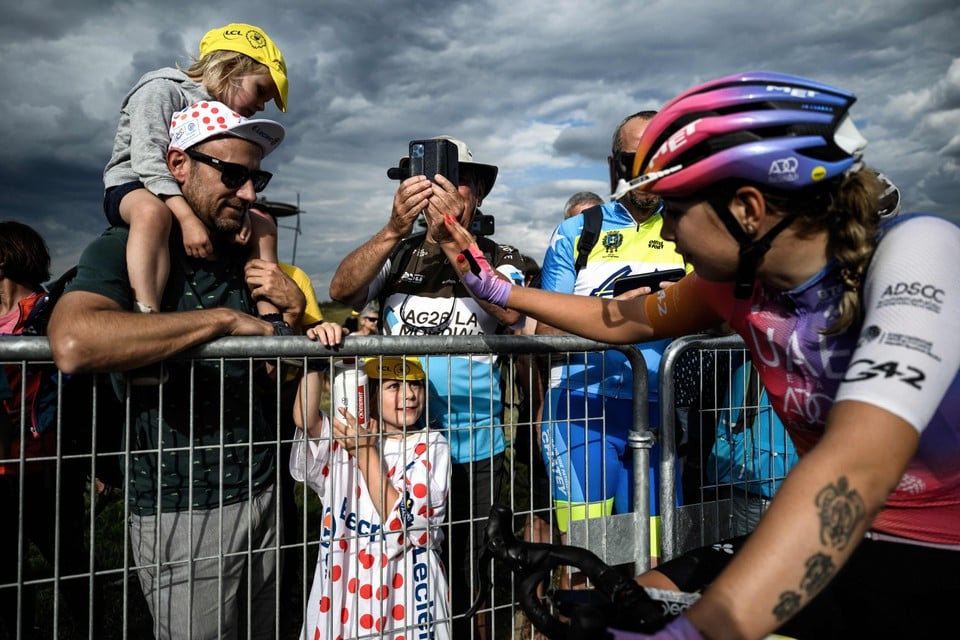 Maaike Boogaard groet enkele fans tijdens de Tour de France voor vrouwen.