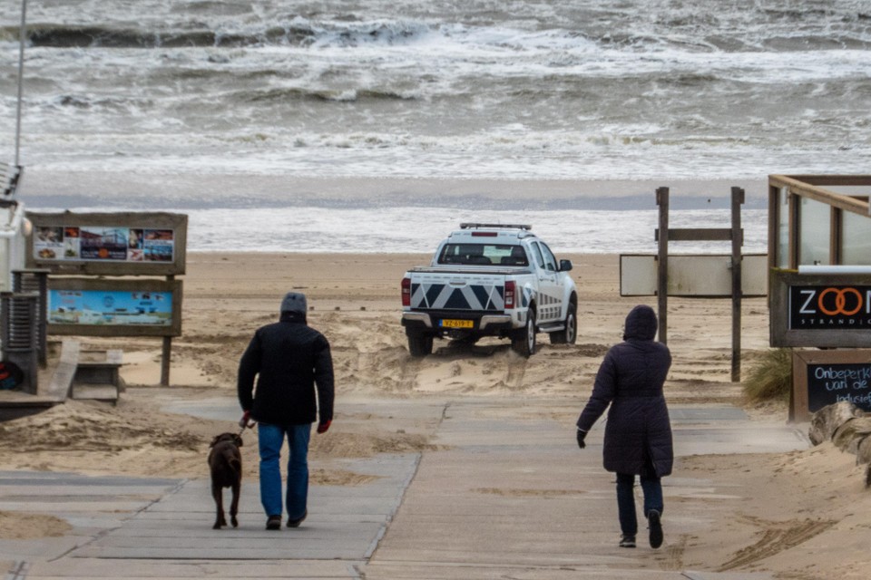Hoge golven beuken op het strand van Castricum. Om de duinen te beschermen moeten de paviljoens naar voren, vindt het waterschap.