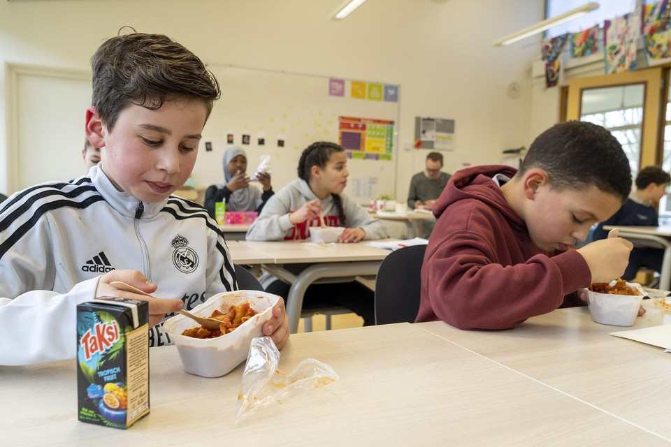 Basisschool De Fontein is de eerste in Alkmaar die gratis warme schoolmaaltijden in de lunchpauze verzorgt.