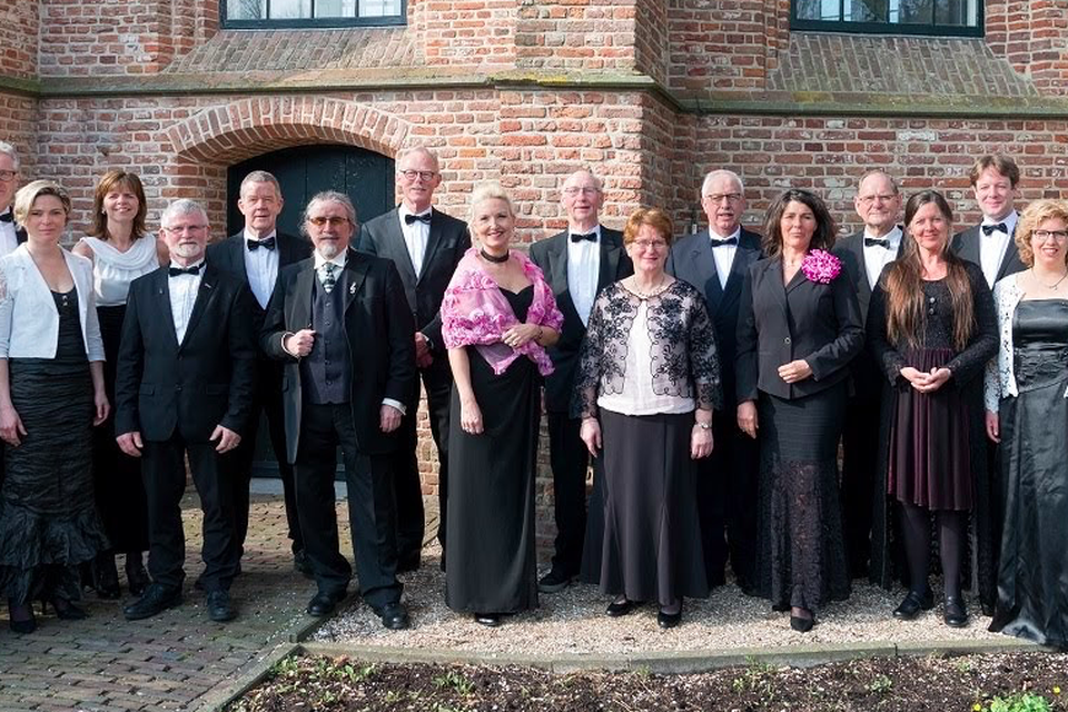 Het Opmeers Vocaal Ensemble hier voor cultuurtempel ’t Kerkhuys in Spanbroek, blijkt achteraf een fikse infectiebron te zijn geweest.