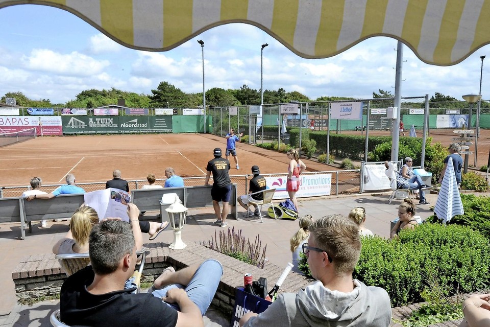 In een zomerse en ontspannen sfeer tennis kijken bij het Zandlopertoernooi in Julianadorp.