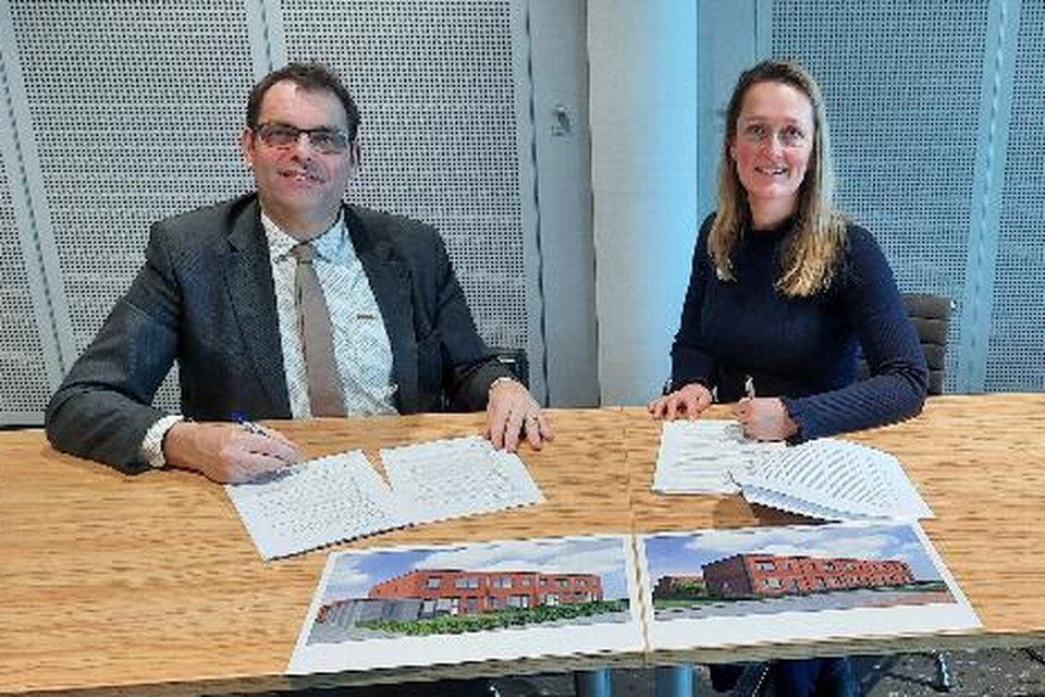Wethouder Rosalien van Dolder (rechts) ondertekent het contract met directeur Jan-Piet Konijn van de ToekomstGroep uit Andijk.