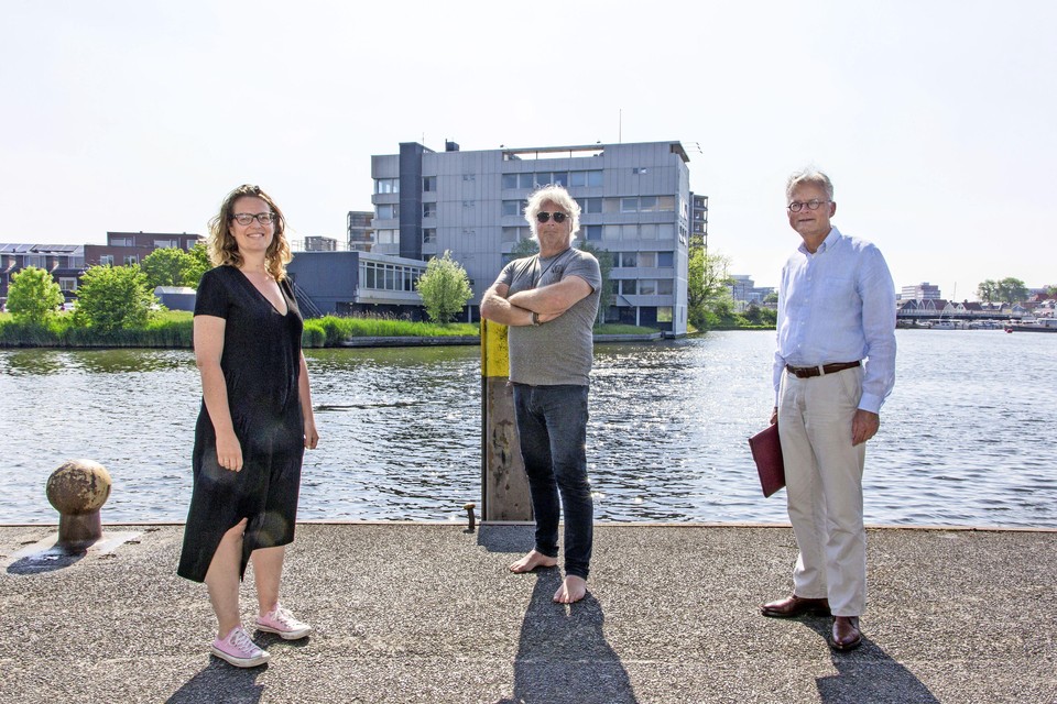 Lisette Winsemius, Frits Weder en Hans Pielkenrood met het William Pont-kantoor op de achtergrond.
