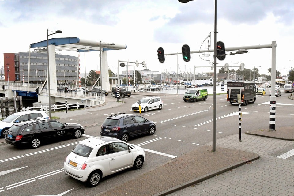 De kruising van Binnenhaven, Ruyghweg en Van Kinsbergenbrug moet volgens de planmakers worden ondertunneld.